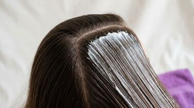 Aplicação de produto capilar em cabelo liso