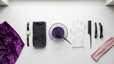 Materiais para coloração de cabelo dispostos em mesa