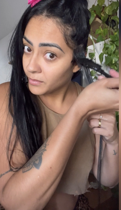 Aplicando henê no cabelo