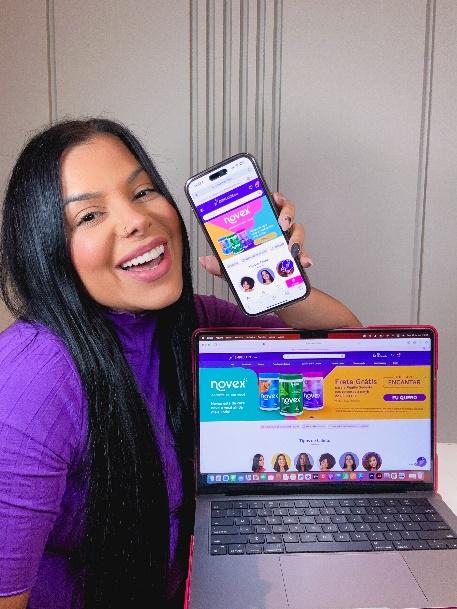 Mulher ao lado de computador

Descrição gerada automaticamente