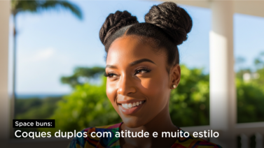 Mulher sorrindo com coques duplos estilizados.