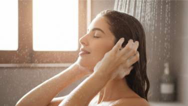 Mulher tomando banho e lavando os cabelos