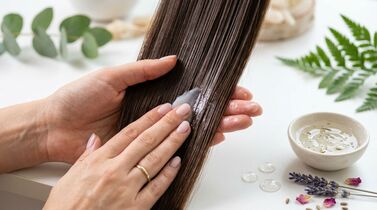Aplicação de máscara capilar em cabelo liso