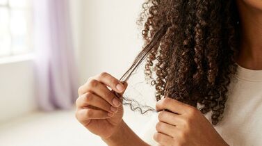 Pessoas cuidando de cabelo cacheado em ambiente claro