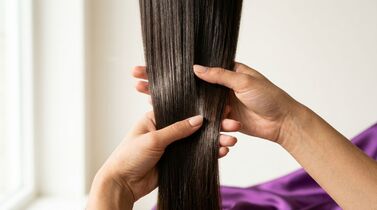 Mulher segurando cabelo liso e brilhante