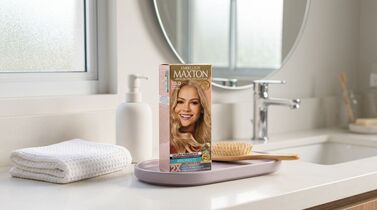 Caixa de coloração Maxton em banheiro moderno.