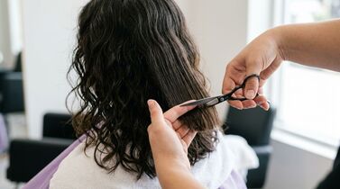 Corte de cabelo em salão com cliente e cabeleireiro
