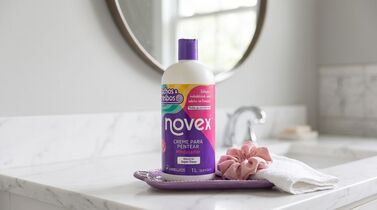 Creme Para Pentear Novex em banheiro elegante