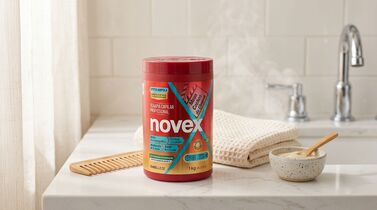 Pote de máscara capilar Novex na bancada de banheiro