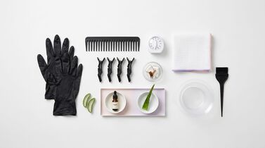 Materiais para cuidados capilares organizados em mesa
