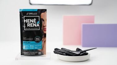 Pacote de Henê em destaque com utensílios de coloração.