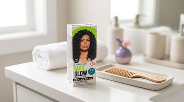 Produto de coloração Max Glow em uma mesa de banheiro