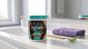 Produto Novex para cabelo na bancada do banheiro.