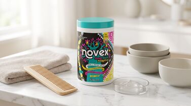 Produto Novex com embalagem colorida e acessórios de salão