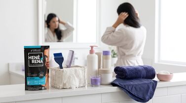 Produtos de cabelo Hene Rena em ambiente de banheiro