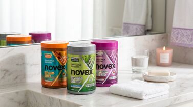 Produtos Novex em bancada de banheiro
