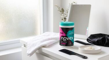 Produtos Novex em mesa de banheiro com espelho