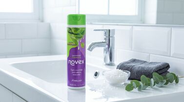 Shampoo Novex em banheiro com pia e toalha