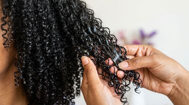 Aplicação de produto em cabelos cacheados saudáveis