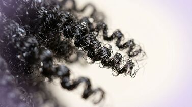 Close-up de cachos de cabelos negros e brilhantes
