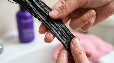 Aplicação de produto em cabelo molhado